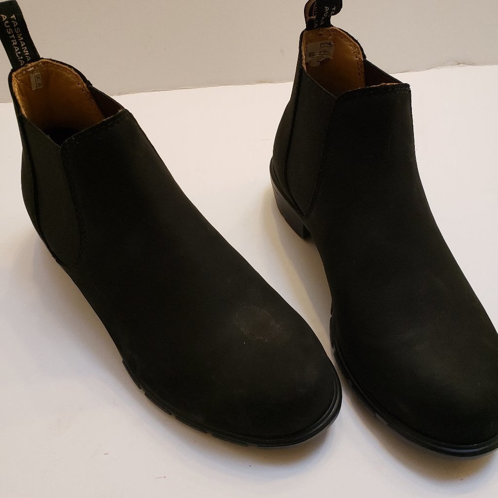 Blundstone women 8/5. Black nubuck. Perfect